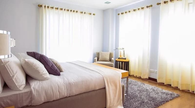 Jak wydzielić sypialnię w kawalerce: 7 sprytnych rozwiązań