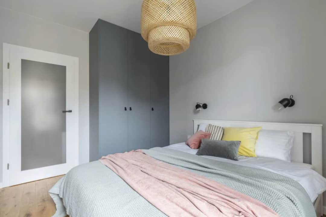 Jak urządzić małą sypialnię w bloku: 10 sprytnych porad