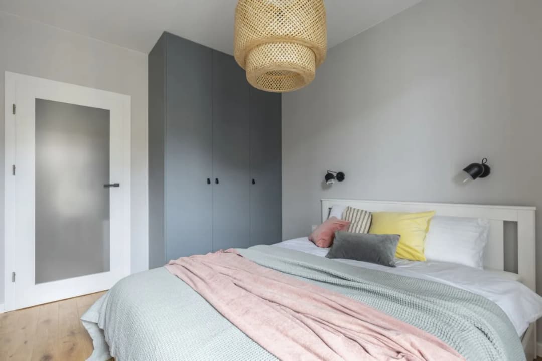 Jak urządzić małą sypialnię w bloku: 10 sprytnych porad