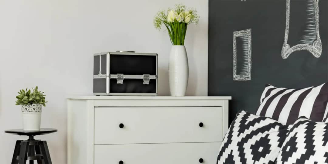 Co postawić na komodę w sypialni: 7 pomysłów na stylową dekorację
