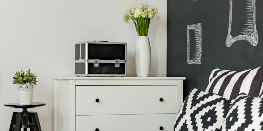 Co postawić na komodę w sypialni: 7 pomysłów na stylową dekorację