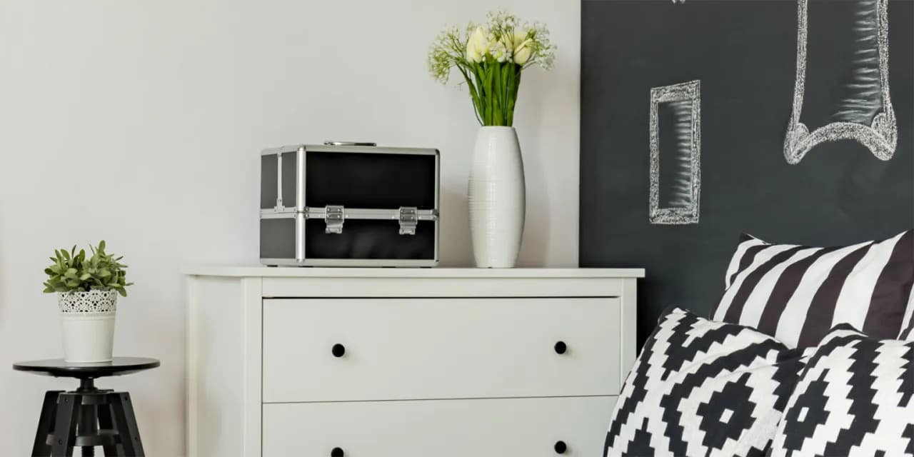 Co postawić na komodę w sypialni: 7 pomysłów na stylową dekorację