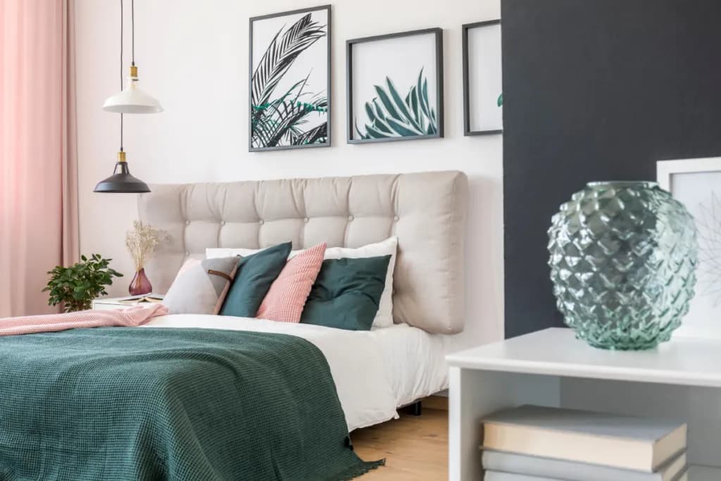 Co nad łóżkiem w sypialni: 7 inspirujących pomysłów na dekorację