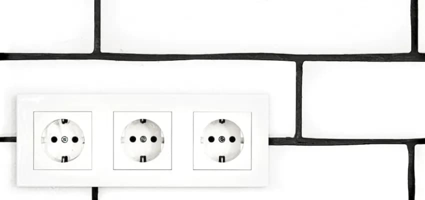 Jak rozmieścić kontakty w sypialni: 8 porad dla optymalnej instalacji