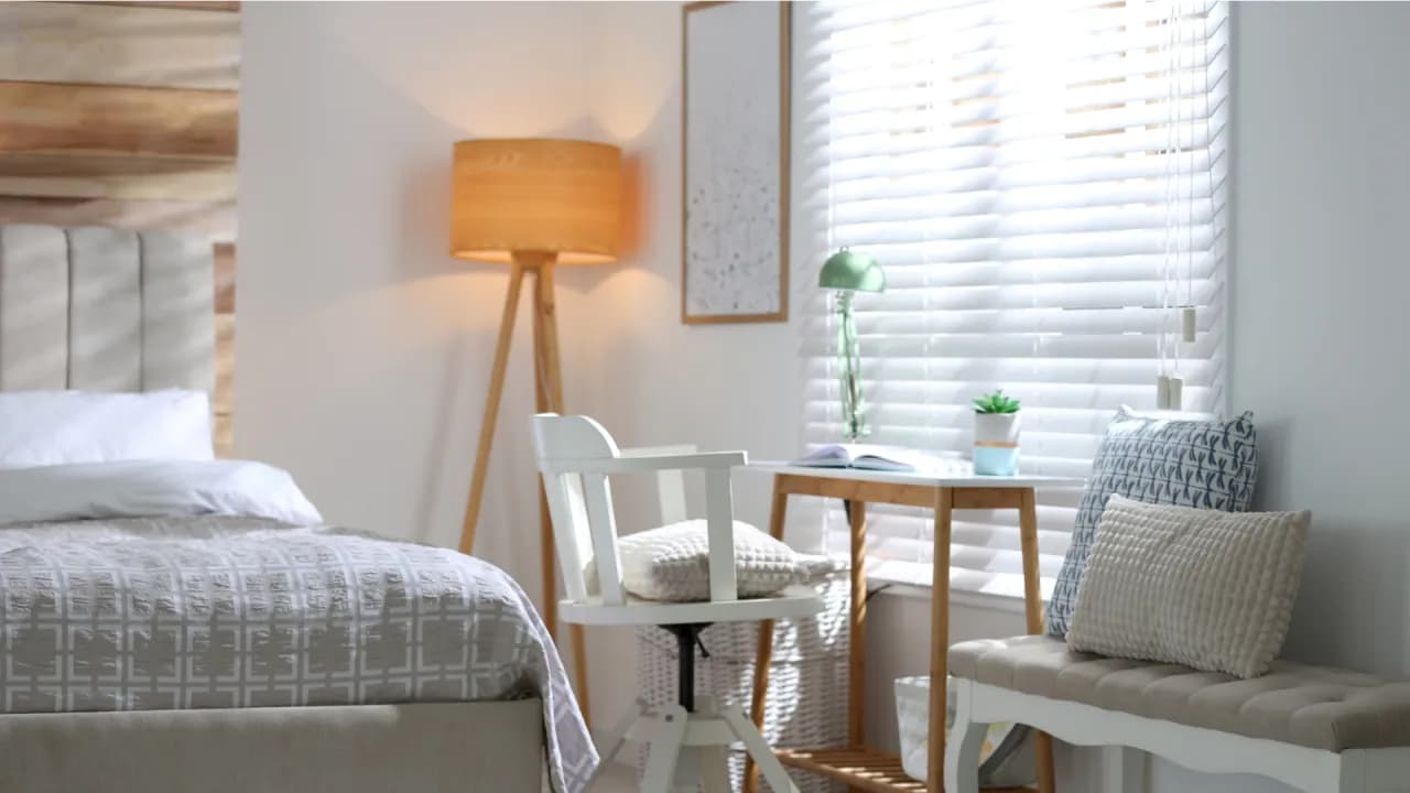 Jak udekorować okno w sypialni: 7 inspirujących pomysłów