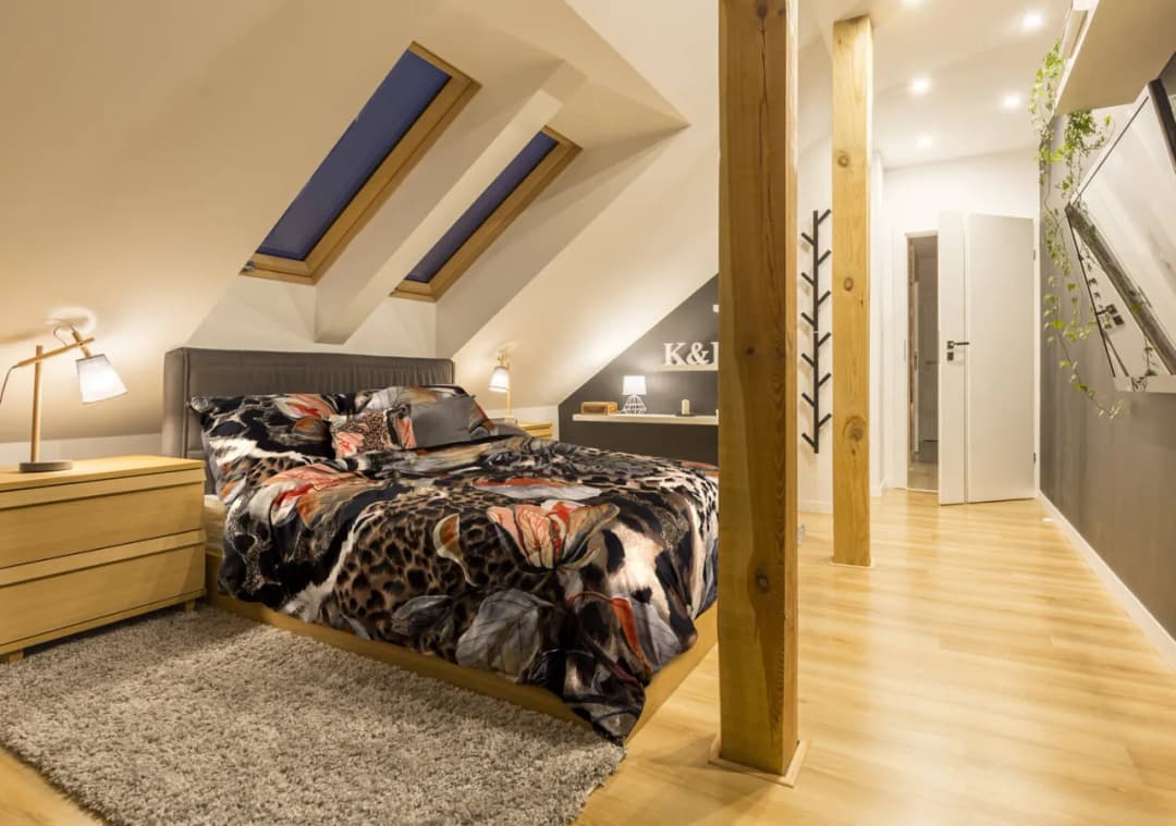 Jak urządzić sypialnię ze skosami: 7 praktycznych porad