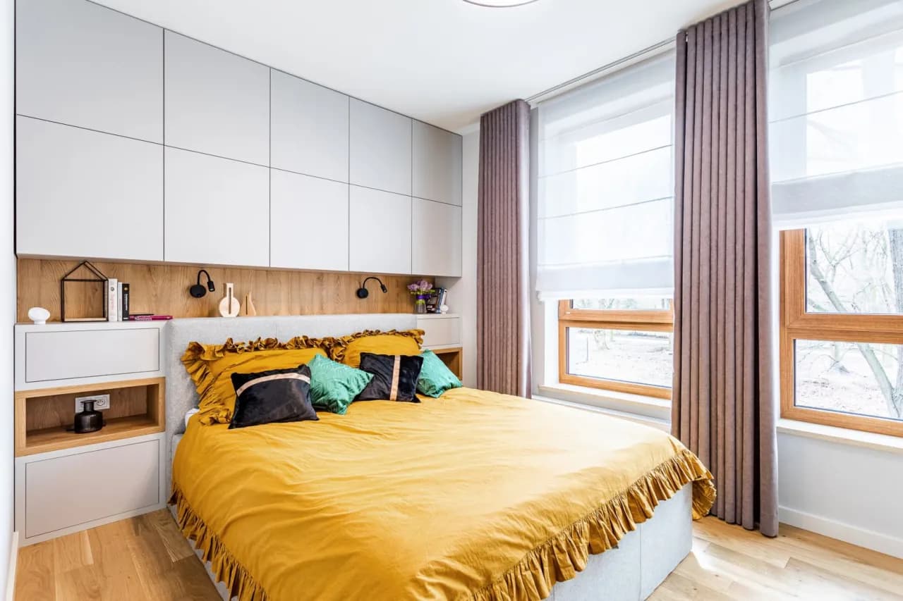 Wąskie sypialnie: 8 sprytnych sposobów na aranżację małej przestrzeni